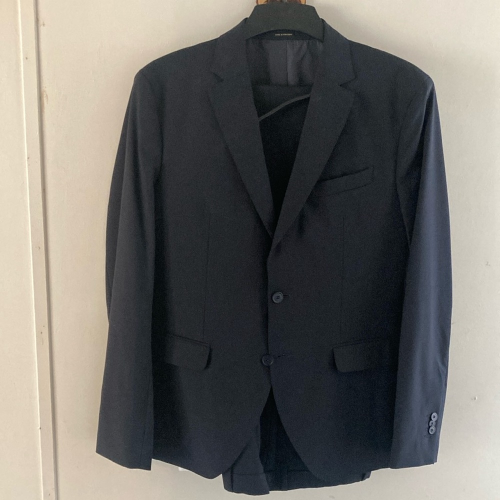 Dark blue Massimo Dutti suit. Worn once for a wedding.